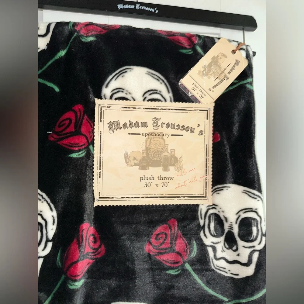 NWT Madam Trousseau’s Apothecary Skull & Roses Plush Blanket
